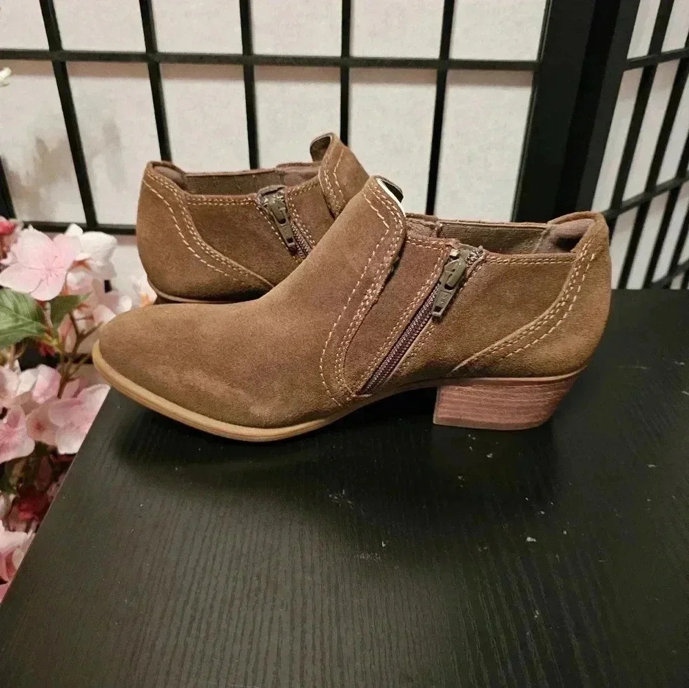 Earth boots‎ NWOT